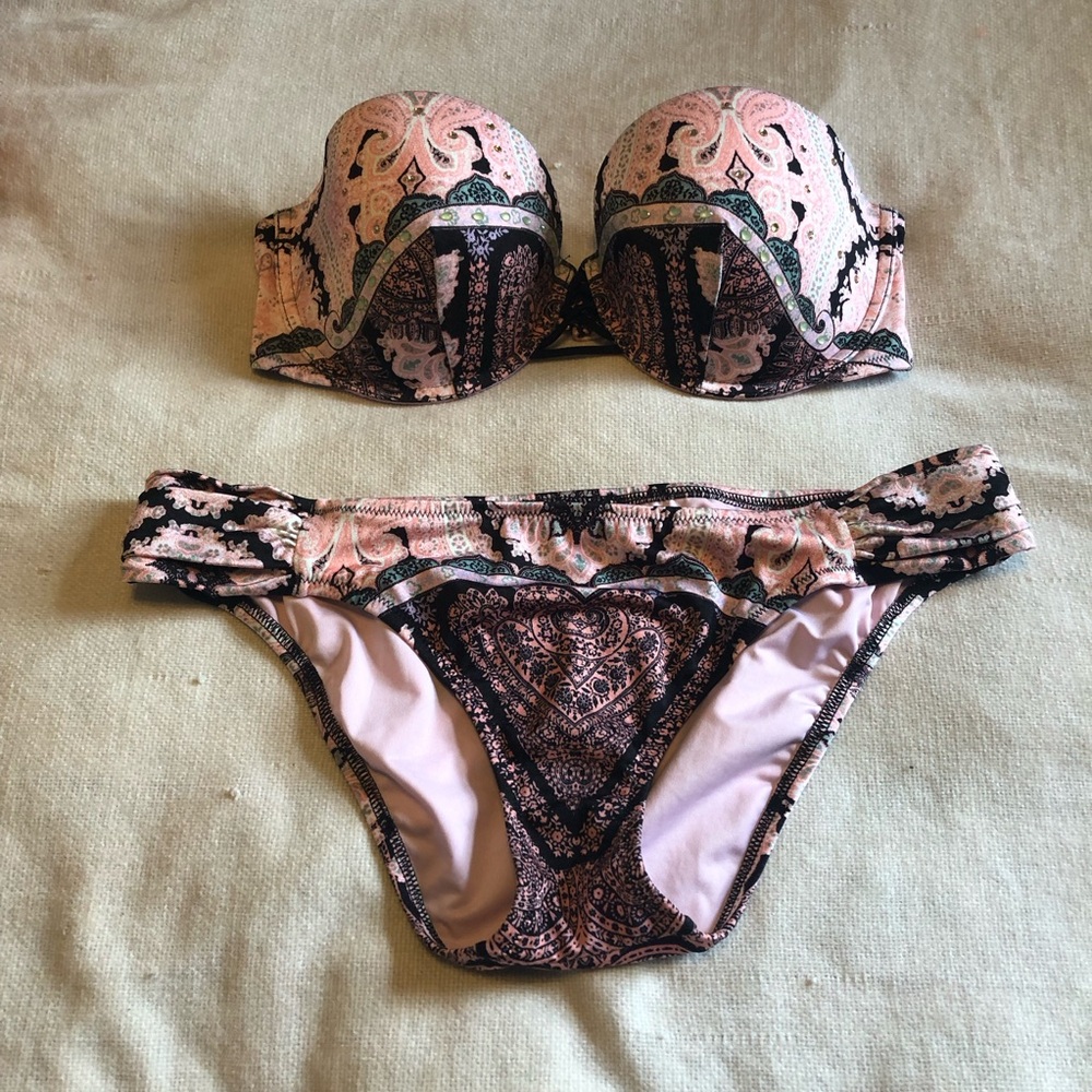 Victoria’s Secret bikini size 36D/Large